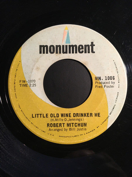 Robert Mitchum : Little Old Wine Drinker Me / Walker's Woods (7", Single)