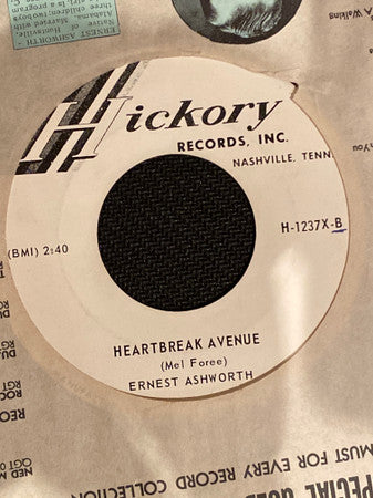 Ernie Ashworth : A Week In The Country / Heartbreak Avenue (7", Single)