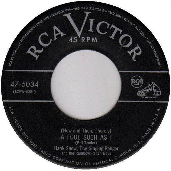 Hank Snow, The Singing Ranger* And The Rainbow Ranch Boys : (Now And Then, There's) A Fool Such As I / The Gal Who Invented Kissin' (7", Single)