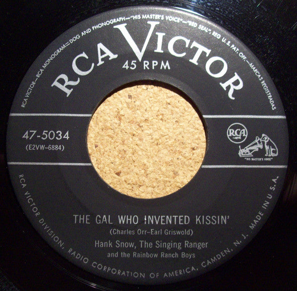 Hank Snow, The Singing Ranger* And The Rainbow Ranch Boys : (Now And Then, There's) A Fool Such As I / The Gal Who Invented Kissin' (7", Single)